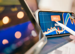 Trader de varios activos que estudia opciones de Bitcoin, Ethereum y forex